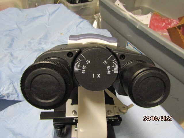 AMSCOPE WITH MOVING PLATFORM  AND WITH 4X 100X 40X 10X OBJECTIVES
