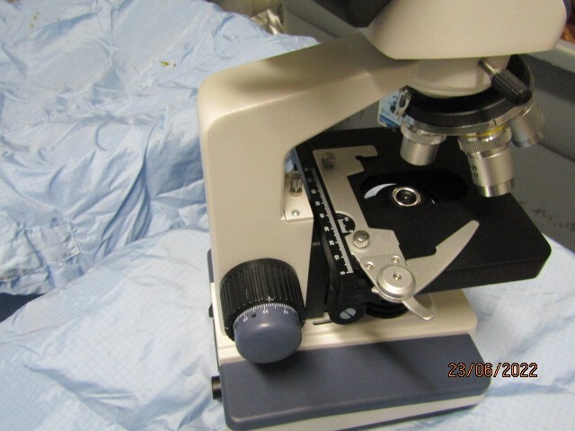 AMSCOPE WITH MOVING PLATFORM  AND WITH 4X 100X 40X 10X OBJECTIVES