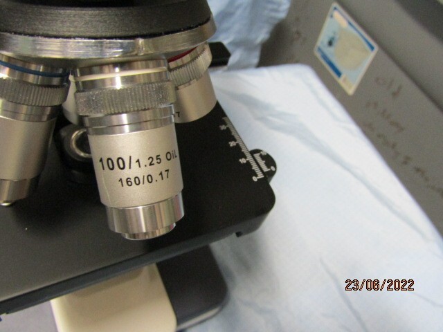 AMSCOPE WITH MOVING PLATFORM  AND WITH 4X 100X 40X 10X OBJECTIVES
