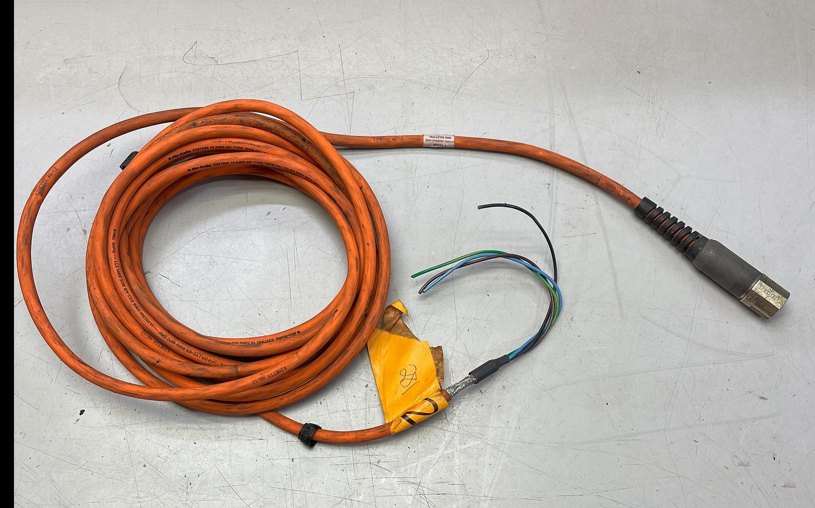 Allen-Bradley 2090-CPWM7DF-16AA15(281”)